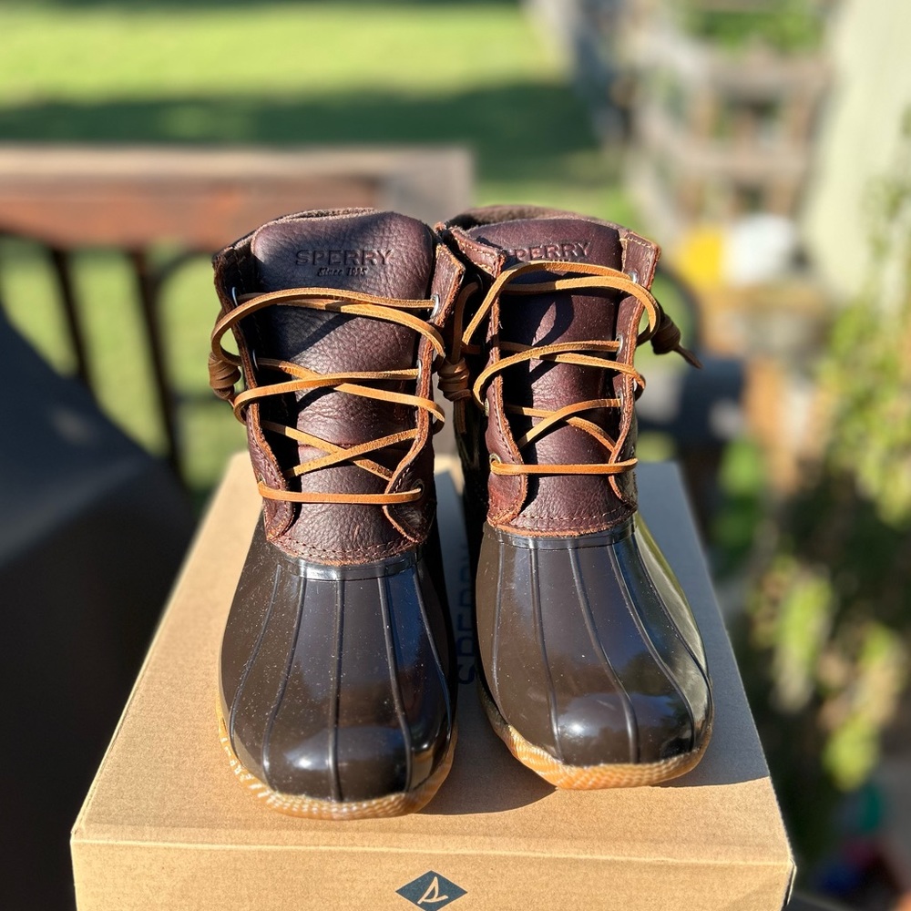 New in Box Saltwater Tan/Dark Brown Sperry Duck Boots